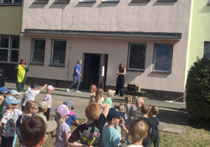 Dzieci ze wszystkich grup wiekowych czekają w ogrodzie przedszkolnym świętują wspólnie swoje święto.