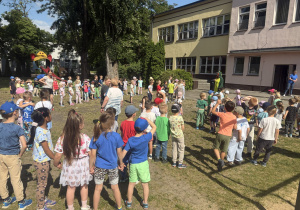 Dzieci ze wszystkich grup wiekowych czekają w ogrodzie przedszkolnym świętują wspólnie swoje święto.