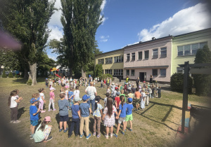 Dzieci ze wszystkich grup wiekowych czekają w ogrodzie przedszkolnym świętują wspólnie swoje święto.