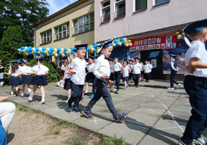 Starszaki tańczą poloneza.