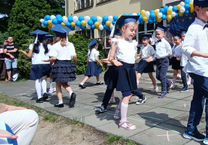 Starszaki tańczą poloneza.