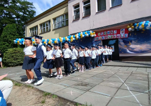 Starszaki tańczą poloneza.