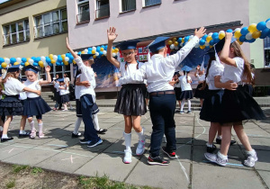 Starszaki tańczą poloneza.