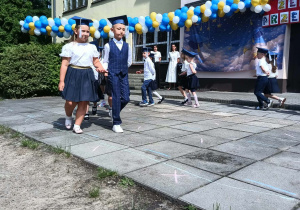 Starszaki tańczą poloneza.