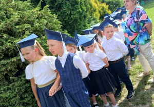 Starszaki tańczą poloneza.