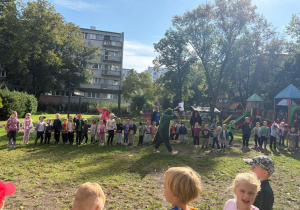 Wspólne zabawy dzieci.