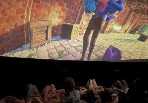 Dzieci oglądają film.