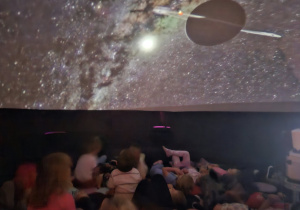 Dzieci oglądają film.