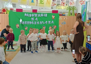 Dzieci podczas występu.