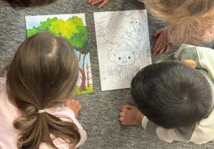 Dzieci kolorują wybranego bohatera