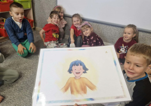 Dzieci omawiają ilustracj obrazujące różne emocje.