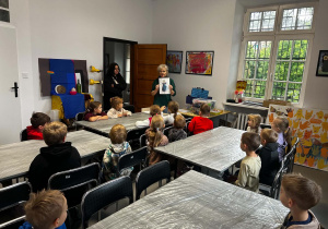 Dzieci przygladają się pracy jaką będą tworzyły.