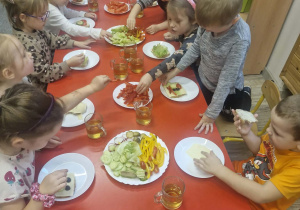 Dzieci przygotowują kanapki dla rodziców.
