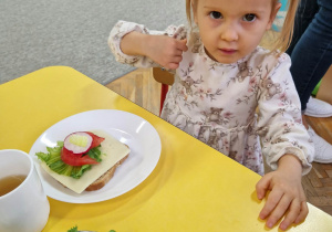 Dzieci przygotowują kanapki dla rodziców.