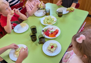 Dzieci przygotowują kanapki dla rodziców.