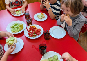Dzieci przygotowują kanapki dla rodziców.