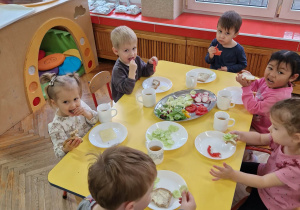 Dzieci przygotowują kanapki dla rodziców.